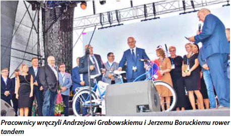 Pracownicy wręczyli Andrzejowi Grabowskiemu i Jerzemu Boruckiemu rower tandem