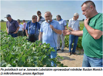 Po poletkach soi w Janowie Lubelskim oprowadzał rolników Ruslan Monich (z mikrofonem), prezes AgeSoya